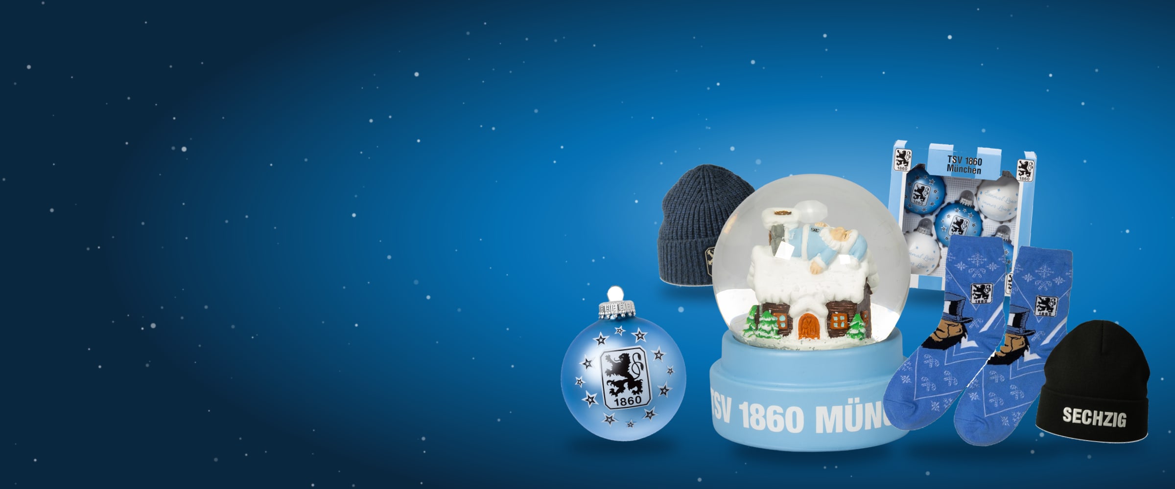Weihnachtsartikel des TSV 1860 München: Schneekugel, Christbaumkugeln, Weihnachtssocken und Strickmützen